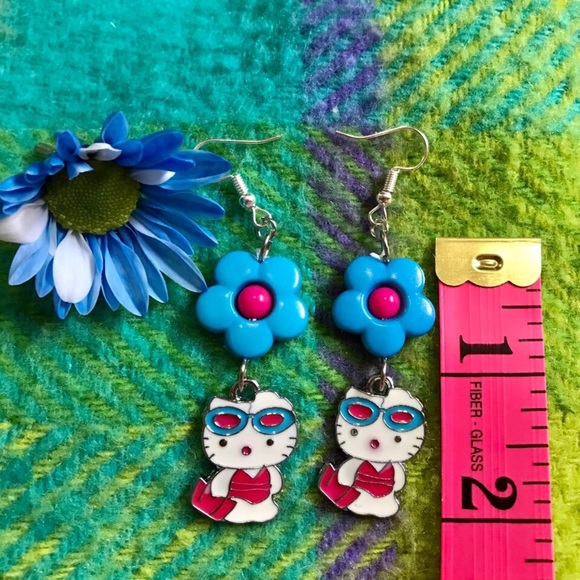 🩵3/$20🩵 THE BEACH DAY HELLO KITTY EARRINGS - Picture 3 of 4